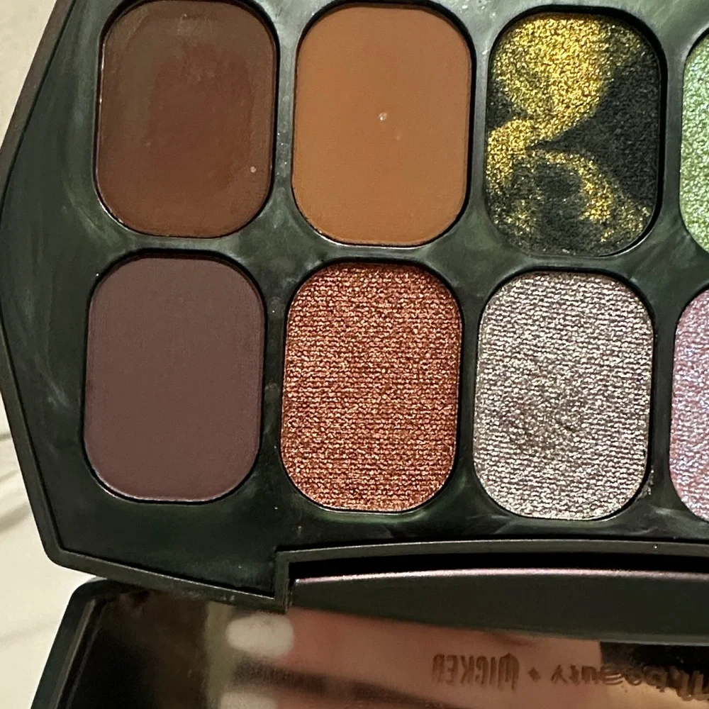 r.e.m. beauty Wicked Eyeshadow Palette - Gold and Black - Picture 9 of 9